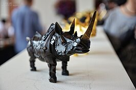 小型的金剛犀牛一字排開，做為迎賓擺飾十分可愛。