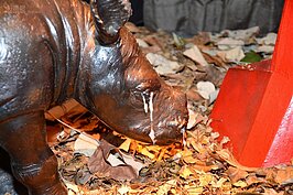 此作品展現犀牛被人類逼迫的都流淚了。