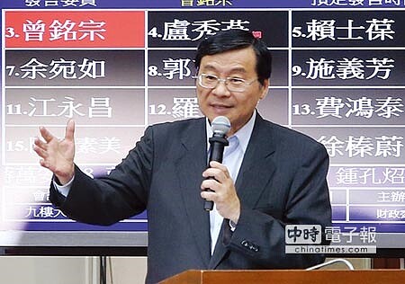 前後任交鋒 金管會主委顧立雄2日赴立法院財委會備詢,前金管會主委、國民黨立委曾銘宗再度對其「考試」,包括金融業是不是戰略產業、打亞洲盃政策以及金管會對金融併購立場等,兩人一來一往,面對面交鋒。圖/趙雙傑