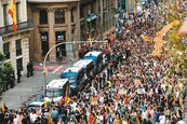 抗議警察鎮暴　加泰隆尼亞大罷工30萬人上街