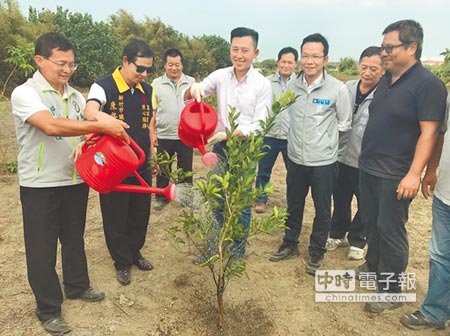 新竹市都市友善農園3日開幕，市長林智堅（中）也親手種下1棵橘子樹，象徵農園計畫開跑。（陳育賢攝）