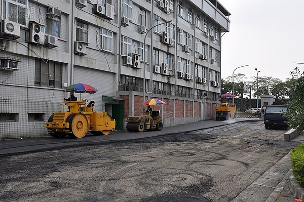 內湖污水處理廠的廠區道路更新,採用環保的爐渣與淤泥,取代原有的土石可降低耗能又能有效處裡廢爐渣。(台北市政府提供)