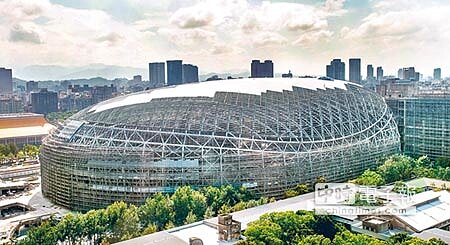 
大巨蛋目前正在進行14項防災維護等工程，遠雄建設表示，預計今年11月屋頂能封板，明年8月完成14項帷幕牆等防護工程，屆時可看見「蛋體」雛形。圖為大巨蛋的外觀。（鄭任南攝）
 