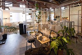 各種植栽與客廳相結合，讓人感覺彷彿在大自然之中。