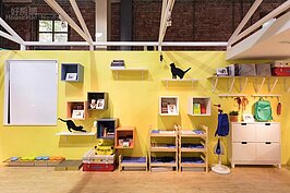 釘合式的木架加上貓咪的圖案，讓整體空間更加溫暖活潑。