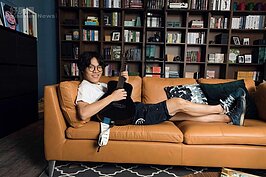 音樂鬼才盧廣仲，佈置打造自己的客廳也有獨到見解，盧廣仲認為，整個客廳的靈魂，就是一張舒服的沙發，整體造價約30萬。