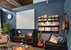 各式黑膠唱片與吉他交錯擺飾，剛入門就彷彿有音樂在耳邊響起。