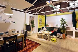 媽媽的衣車勾起五六年級生的回憶，一旁還有適合小孩玩樂的客廳。