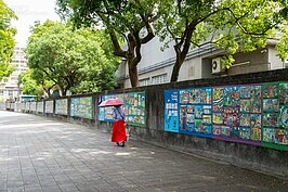 環繞著空總圍牆外，掛著一幅幅色彩鮮豔的彩繪作品，讓這裡多了些許生氣。