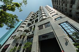 1986年竣工的「陛廈」曾經名列台北十大名宅，作落於仁愛圓環邊，雖然屋齡已經三十年，卻一點都沒有顯露老態，帝王之態表露無遺。這裡也曾經是名媛、連惠心等人最鍾愛的名宅。