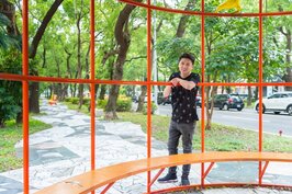 靠近敦化南路與忠孝東路交叉口的「鳥籠」裝置藝術，是顏世峰常來散步靜思的地方。