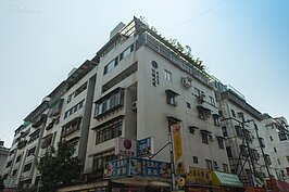 在仁愛路國泰醫院後方，同是國泰建設所興建的電梯公寓「國泰仁愛」，屋齡已經三十二年，不過周邊有因醫院所形成的商圈加持，一坪有85萬元的實力。