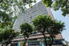 位於東豐街與敦化南路交叉口的「金蘭大廈」，裡面最出名的住戶莫過於李敖大師。這也是十分難得釋出的電梯華廈。