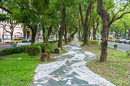 敦化南路林蔭道一景。