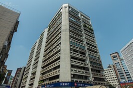 「國泰一品大廈」，則因名人加持而歷久不衰，房價具強烈保值性，包括國民黨榮譽主席連戰、新光金控董事長吳東進等，都是持有產權的名人。

