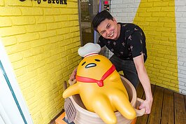 慵懶的蛋黃哥有著讓人放鬆的魔力。顏世峰說，在一整天帶看拼業績之後，看到蛋黃哥的表情就可讓他心情愉悅放鬆不少。