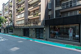 位於仁愛路四段與忠孝東路四段之間的太平洋華園別墅，雖然已經有三十多年歷史，卻在當地中古屋市場十分熱門。不光是地理位置所造就，而是寧靜、生活機能佳，成為中古市場的搶手貨。