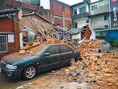 80年老屋崩塌　壓壞2車