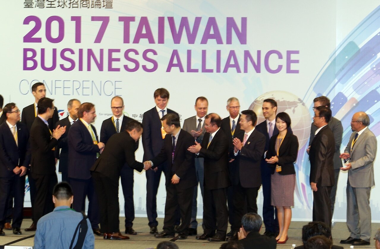 「2017台灣全球招商論壇」昨上午舉行,經濟部政次龔明鑫(中)和投資廠商合影。 記者曾吉松/攝影