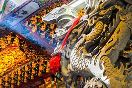 午後的斜陽光束照射在蟠龍石柱上，石雕的龍彷彿活了起來，隨時都會騰空而去。