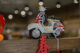 王信記商行透過店內隨處可見的老舊模型，串起過往與今日的在地情感。