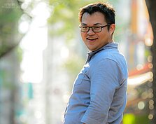 楊三郎美術館外的博愛街，是頂溪當地十分特別的一條街。雖說是街但路幅較小，且種滿了參天大樹，形成一條光影美輪美奐的綠色隧道。