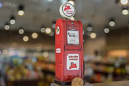 王信記商行透過店內隨處可見的老舊模型，串起過往與今日的在地情感。