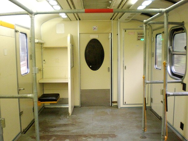 台鐵第12節車廂常成為沒有買到坐票乘客的自由座(圖/翻攝自Mobile01網站)