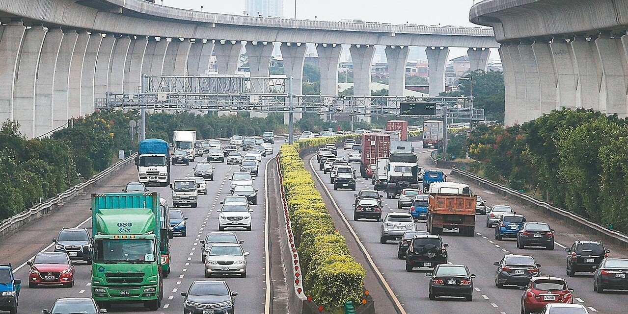 國道今天下午首度試辦全線離峰通行費七折，希望分散部分南下車流。但今天上午國1、國3南下就湧現車潮。 記者鄭超文／攝影