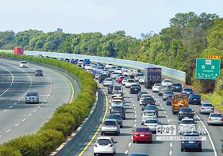 
連續4天的雙十連假首日，返鄉加上出遊，國道北部南下多處路段車速不到40公里，圖為國道三號大溪龍潭段車潮，行車速度一度降至20公里左右。（陳怡誠攝）
 