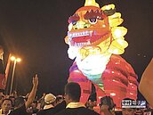 迓火獅、光雕秀　左營萬年季開鑼