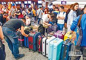 連假7.6萬人搶出國　桃機櫃台全開