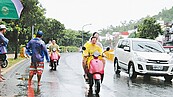 不時陣雨、8級落山風　趕不跑墾丁客