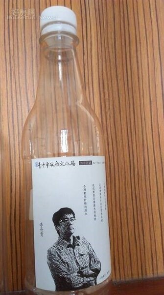 8.	台中市政府文化局和飲品廠商合作，推出作家系列飲料瓶，李長青為其一。
