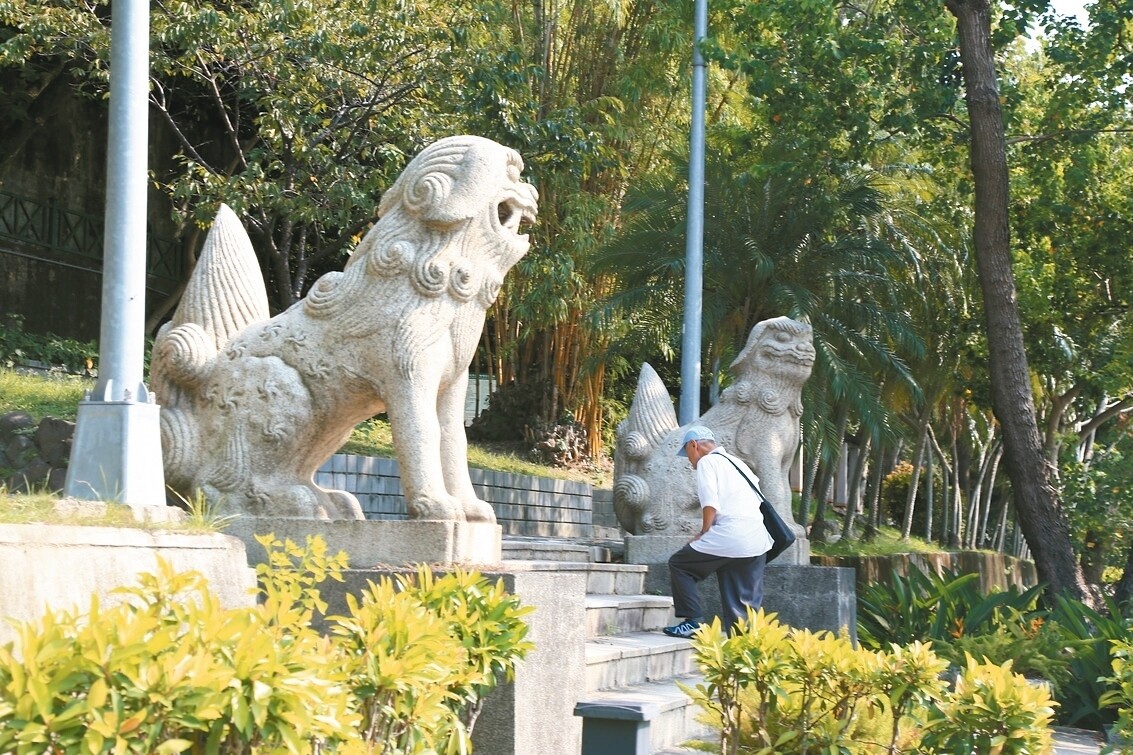 劍潭公園石狛犬今年被定為古物，為相關文物保存年代最久、外型最大、材質最好的。 記者魏莨伊／攝影