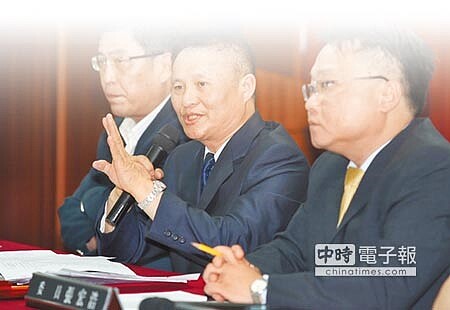 為公平會副主委彭紹瑾(中)說明高通因違反公平交易法,重罰234億元。(姚志平攝、本報資料照片)