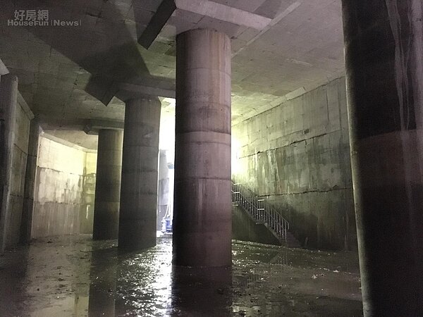 滯洪池結構安全部分，該工程係委託黎明工程顧問顧份有限公司設計並由專業技師簽證，同時做了結構雙重保護，其設計均符合國內耐震設計規範，安全無虞。(台北市政府提供)