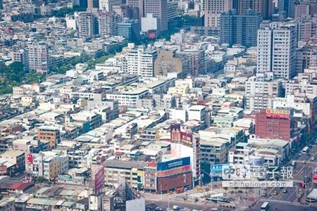 高市都發局統計，高雄市30年以上老屋約有17.5萬棟，佔所有建築物45％。（中時）