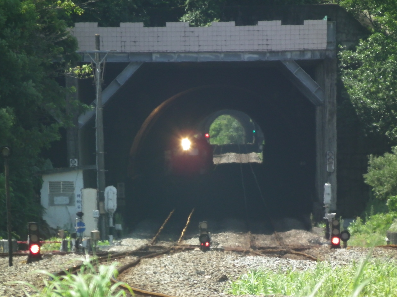古莊站兩邊都各有兩個四至七號隧道，長度都不會超過一百公尺，國八十年通車至今，都沒有什麼改變。 記者尤聰光／攝影