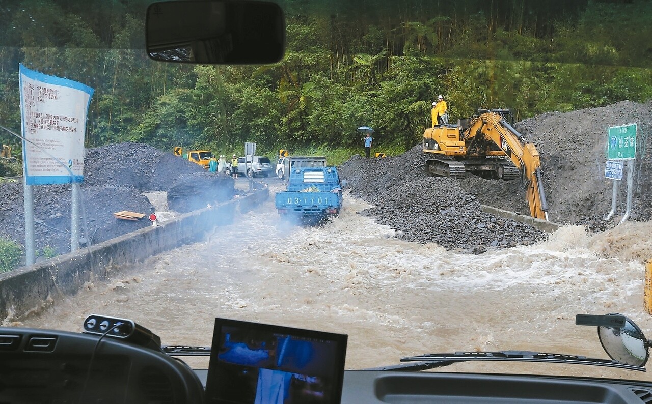 台灣東部雨量驚人，公路總局昨夜起對宜蘭境內路段預警性封路。 記者許正宏／攝影