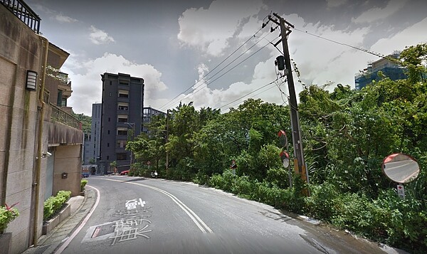 汐止東勢街今晨傳出嚴重土石滑落(圖/翻攝自Google Map)