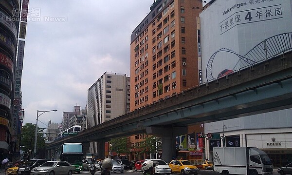 3. 東區的高房價,對許多人來說搖不可及。