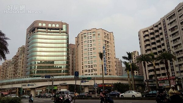 2.	捷運交通方便，又臨近電視台，讓Eason選擇在內湖買房。
