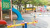 公園沒遊具可玩　家長怨：東勢被邊緣化？