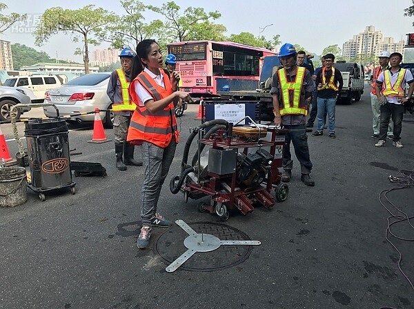 日本PARABOLA工法協會以日本PARABOLA工法進行人孔周邊整平工法示範說明。(台北市政府提供)