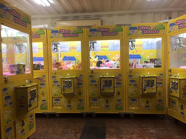 夾娃娃機店在全台商圈、夜市、巷弄中都可見到。(好房網News記者 蔡孟穎/攝影)