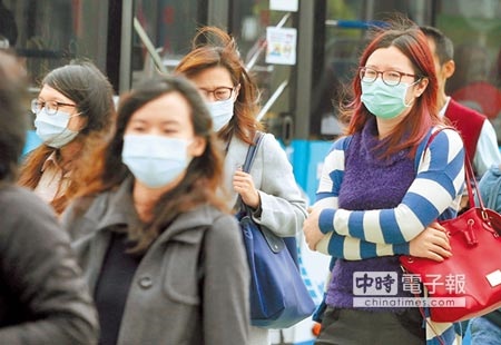 PM2.5長期曝露會導致血壓及心率變異，當空氣品質不佳時，民眾外出最好戴口罩。（中時）