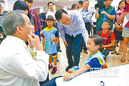 
新北市衛生局推動幼兒園流感疫苗集體接種，市長朱立倫17日至市立板橋幼兒園，關心小朋友，呼籲施打流感疫苗。（王揚傑攝）
 