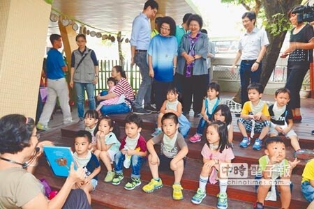高雄市長陳菊主持新民國小非營利幼兒園，笑看著幼兒專心上課模樣。（李義攝）