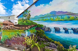 牆上的藍天彩繪與現地的藍天白雲彷彿交融在一起。